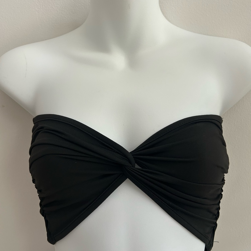 Black ruched bandeau top! Perfect for going out! 🖤